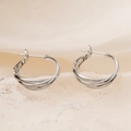Elegante silberne gedrehte geometrische Creolen mit poliertem, verflochtenem Metall - Silber-Mehrlagiger Stil (45324)