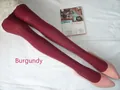 Vue détaillée de collants en velours mat bordeaux avec des chaussures plates roses à bouts pointus - Entrejambe fermé / Bordeaux