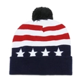 Dettaglio del berretto in maglia USA con strisce rosse, stelle bianche e pompon nero - 56-58cm / Strisce Rosso Bianco Blu (A)