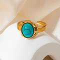 Macro d'une bague dorée réglable ornée d'une turquoise ovale et de motifs géométriques - Style Cabochon Ovale Turquoise (TYR0843)