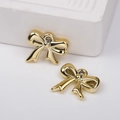Makroaufnahme von zwei goldenen Schleifen-Anhängern mit glänzender Oberfläche für DIY-Schmuck - Schleife Gold 20*16mm