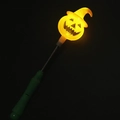 Bacchetta magica zucca di Halloween luminosa con cappello e molla flessibile su fondo nero - Bacchetta a molla mago