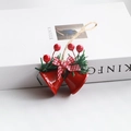 Decorazione natalizia con campanelli rossi in metallo, fiocco a quadri e aghi di pino - Rosso