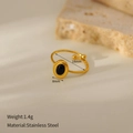 Detail eines verstellbaren Goldrings aus Edelstahl mit einem schwarzen ovalen Naturstein - Einstellbar Offen / Schwarzes Oval