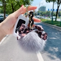 Schicker grauer Fuchsfell-Schlüsselanhänger mit Leoparden-Schleife und Goldkette - Grau