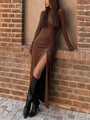 Abito midi marrone scuro a collo alto con maniche lunghe e spacco laterale alto - S / Marrone
