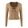 Dames gebreid vest in kaki met U-hals, strik en ruches op een effen witte achtergrond - S / Vest-Camel