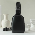 Sac de poitrine unisexe en cuir noir avec sangle rayée et accessoires argentés - Noir