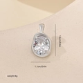 Vue détaillée du pendentif ovale en zircon argenté avec dimensions 1,4 cm par 1,1 cm - Argent / Zirconia Blanc