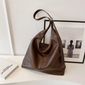 Borsa hobo minimalista marrone in morbida pelle di grande capacità con tracolla - Grande / caffè