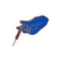 Macro-opname van koningsblauwe emaille broche met roségouden afwerking en paarse strass - Injectie