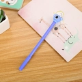 Stylo gel koala bleu créatif avec embout en silicone posé sur un bureau en bois - 0.5mm / Bleu