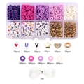 Detalle del kit de pulseras DIY con cuentas de arcilla, letras y cordón elástico - Juego de Caja 2