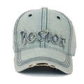 Dettaglio del ricamo BOSTON su cappello di jeans azzurro con bordi con effetto consumato - Regolabile / Azzurro