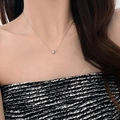 Minimalistische silberne Herzanhänger-Halskette mit poliertem Finish an feiner Kette - Silber