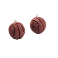 Lot de deux pendentifs de basketball en résine marron avec détails texturés - Basket-ball marron avec œillet