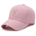 Berretto da baseball rosa in cotone con lettera V dorata ricamata su sfondo bianco - Ricamo Dorato / Rosa