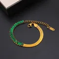 Detalle de una pulsera bañada en oro K18 con circón verde y cadena de espiga plana - 16+5cm / Pulsera / Verde Esmeralda