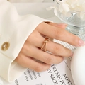 18k vergoldeter, zweilagiger geknoteter Drehring für Damen im minimalistischen Look - US 6 / Knoten Ring / Roségold
