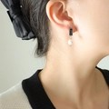 Orecchini in titanio con zircone nero rettangolare e pendenti di perle barocche bianche - Acciaio Nero Zirconia