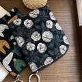 Mini neceser de algodón y lino negro con bordado floral y anillo metálico - Rosa Negro