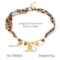 Detailansicht eines Chokers mit Leopardenmuster, goldenen Anhängern und Maßangaben dazu - Leopard Stoff Multi-Anhänger Stil (HC-N40614)