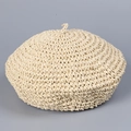 Dettaglio del berretto all'uncinetto color crema con trama traforata fatta a mano e finiture - Beige / M (56-58cm)