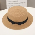 Détail du chapeau de plage en paille marron clair avec élégant ruban noir décoratif - Taille unique / Khaki