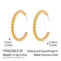 Dettaglio macro di orecchini a C a spirale in acciaio dorato con info sulla taglia - Stile Torsonato Grande da 4,1 cm (YYE023013-39) / Oro
