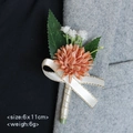 Eleganter Ansteckstrauß mit orange-rosa Gänseblümchen und Schleife an grauem Sakko - Dreckiges Orange