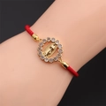 Verstellbares rotes Webarmband mit goldener Marienmedaille und glänzenden Kristallen - Goldener Anhänger + Rotes geflochtenes Seil