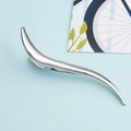 Silberne Haarspange in S-Form mit glattem Metalldesign auf blauem Hintergrund - Silber (C4530)