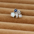 Vue macro d'une boucle d'oreille argentée avec pierre bleue et amas de zircons - Y25048-5 Argent (Grappe de gemmes bleues)