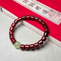 Bracelet en bois de santal rouge avec une perle décorative d'oeil de chat verte - Santal de Sang 8x8mm Style Perle Tonneau Lumineuse