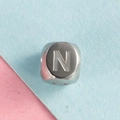 Perle cubique en acier inoxydable avec lettre N gravée pour collier personnalisé - Lettre N