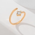 Vergoldeter offener Ring mit Blatt-Design und rundem Zirkon auf weißem Hintergrund - Runder Solitär (JZ011)