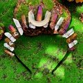 Détail macro de couronne en cristal naturel avec lune en bronze sur mousse verte - Style Grande Lune 2 Cristal Blanc Violet