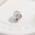 Vue macro détaillée des perles d'espacement géométriques facettées en argent massif S925 - 6*7.5mm / Platine Moyen