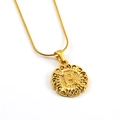 Collana dorata con ciondolo rotondo e lettera H a sbalzo su sfondo bianco - Lettera H