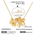 Dettaglio della collana con doppio ciondolo a fiore in acciaio inossidabile dorato - Stile Floreale Dorato (JDN0309013)
