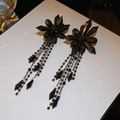 Dettaglio di lunghi orecchini a nappa con cristalli neri e frange stile floreale - Perno per orecchini in argento - Canna di fucile - Nero