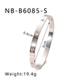Dettaglio del bracciale in acciaio al titanio argento con stelle in rilievo e zirconi - Stile Argentato (NB-B6085-S)