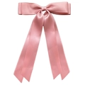 Detailansicht der rosa Satin-Haarschleife mit zwei Lagen und langen Bändern auf Weiß - Altrosa