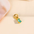 Détail macro d'un pendentif ananas doré avec pierre bleu-vert pour bijoux DIY - Zirconia Bleu Lac