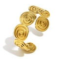 Brazalete bohemio bañado en oro de 18 quilates con diseño de espiral texturizada - Brazalete en Espiral de Presión de Aceite / Dorado