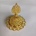 Vue détaillée de dessus du brûleur d'encens doré avec motifs évidés de style oriental - Grande Tête Ronde B