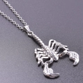 Collar de acero inoxidable plateado con colgante de escorpión sobre fondo oscuro - Colgante Color Plata con Collar