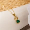 Detalle de collar de oro de 18K con circonita verde en forma de corazón en colgante - Circón Verde Esmeralda