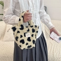Vue détaillée du sac cabas en peluche avec motifs de cœurs noirs et étiquette de marque - Coeurs Champagne