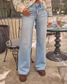 Buitenopname van een lichtblauwe high-waist jeans met wijde pijpen en natuurlijke wassing - S / Lichtblauw